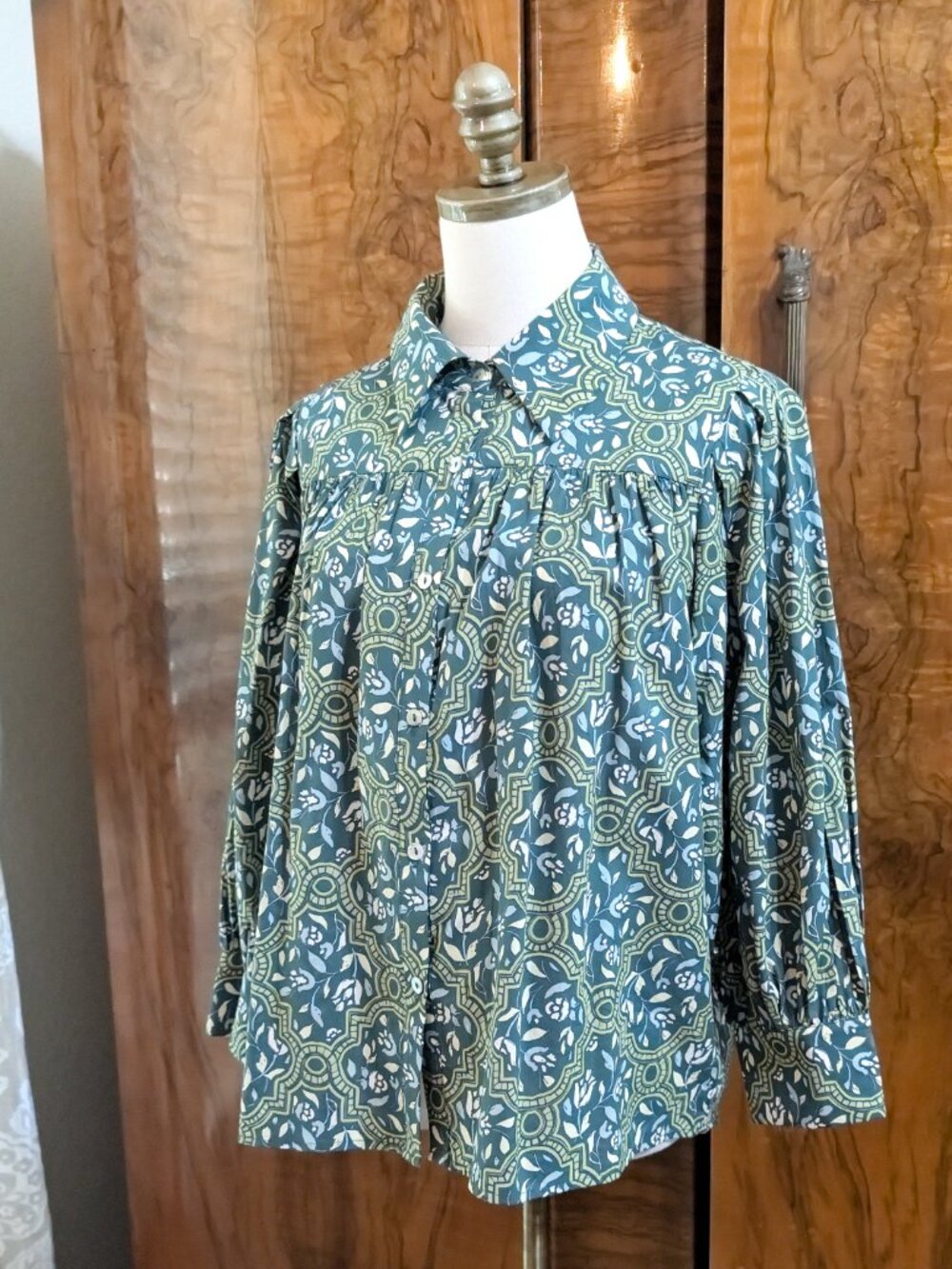 AVARA Flores Top S Green Medallion Tile Print Boho Peasant Blouse Bishop Sleeve - Picture 3 of 7